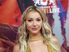 Emma poseert in weinig verhullend pakje en Quinty showt haar buikspieren