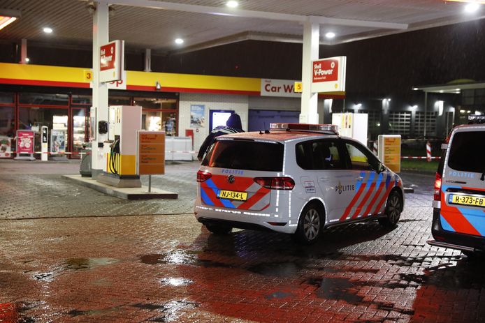 De gemaskerde overvaller is gewapend en op de vlucht geslagen. De politie is naar hem op zoek.