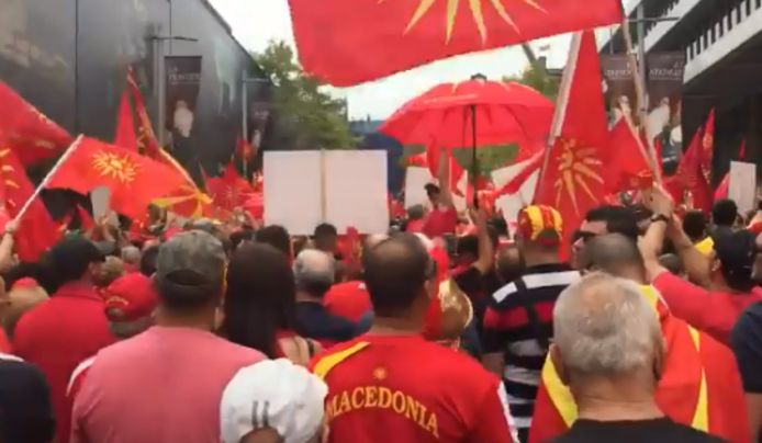 Duizenden protesterende Macedoniërs
