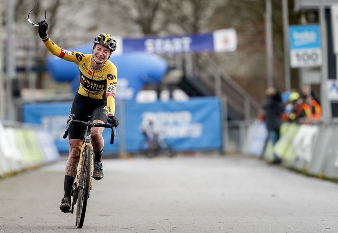 Marianne Vos komt geëmotioneerd over de finish.