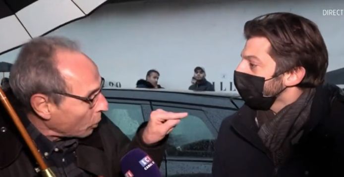 Traité de “con” et de journaleux de merde” par un manifestant, le journaliste a répondu ironiquement en lui présentant ses vœux pour la nouvelle année, avant de lui demander calmement de s’expliquer.