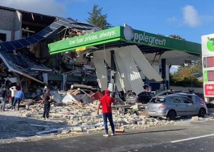De situatie na de verwoestende explosie bij het tankstation in het Ierse dorp Creeslough.