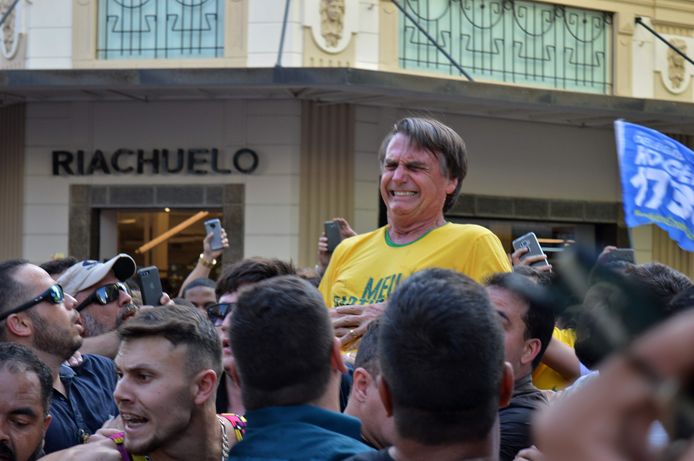 Het moment in september 2018 dat Bolsonaro tijdens de campagne voor de presidentsverkiezingen wordt neergestoken.