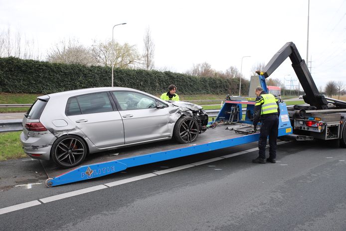 De politie neemt de gehandicapte grijze auto mee voor onderzoek.