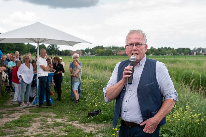 Een week voor hij afzwaait als wethouder van Hilvarenbeek spreekt Ted van de Loo een woordje bij de feestelijke afsluiting van het beekherstelproject tussen Diessen en Baarschot.