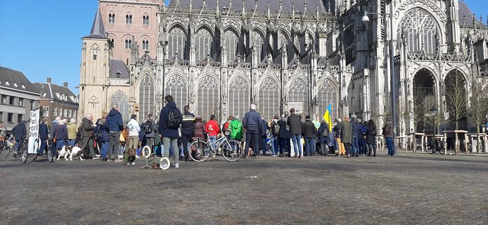 Zo’n 150 mensen demonstreerden tegen Poetin en voor de Oekraïne, met de Sint-Jan als decor.