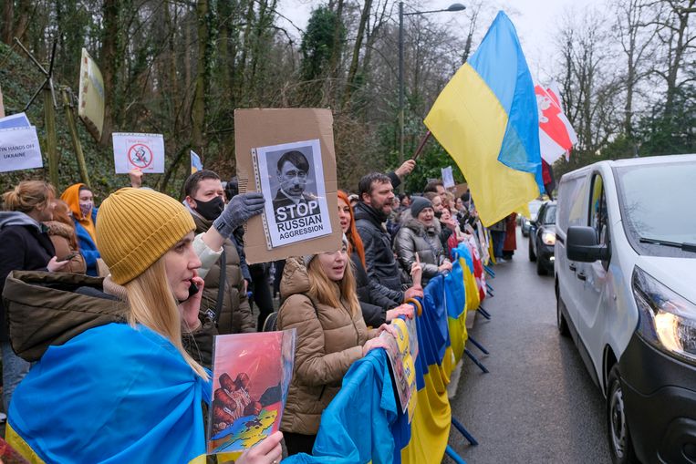 Betoging van Oekraïners aan de Russische ambassade in Brussel eind vorige maand. Beeld Marc Baert