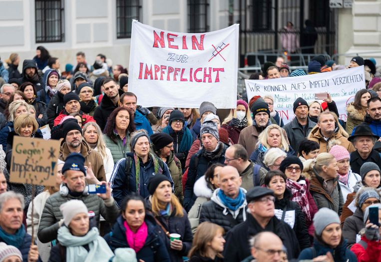 Oostenrijkers protesteren tegen de nieuwe maatregel aan de bondskanselarij in Wenen.  Beeld AFP