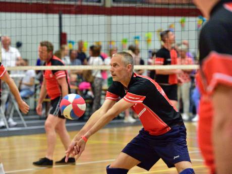 Voordat de sporthal wordt gesloopt, blikt DOS terug op vroeger: ‘Jonge fans hingen in het wandrek’