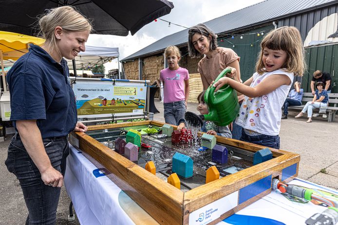 Wat kan er gebeuren bij hevige regenval? Jasmijn, Klara en Vera testen het, onder toeziend oog van een waterschapmedewerkster, in een nagebouwd model op het IJsselfilmfestival.