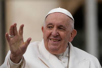 “Nette amélioration” de la santé du pape, hospitalisé pour une bronchite