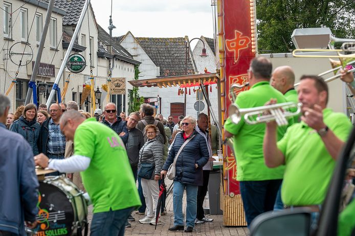 HOEVEN Pix4Profs / Marina Popova. 
Hoevense feesten met braderie, kermis, muziekfestival, rommelmarkt en fiets4daagse.
