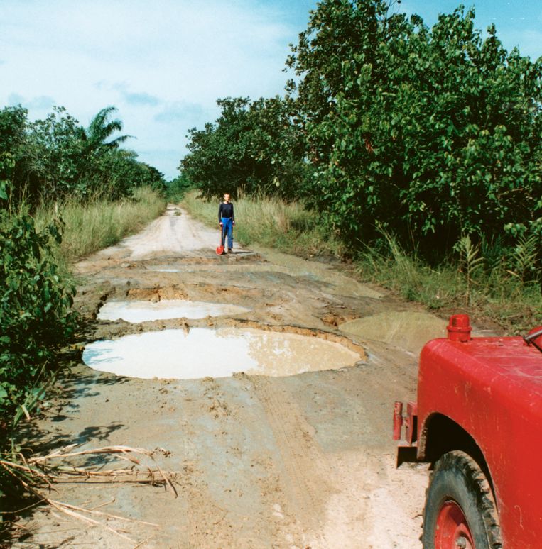 Met de oude Land Rover door de plassen in Congo. Beeld 