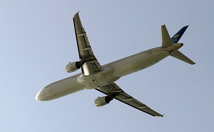 Een Airbus A321-211 stijgt op vanaf de internationale luchthaven van Beiroet.