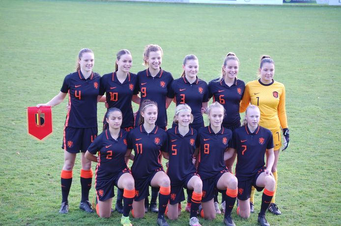 Oranje onder 16, met Anissa Chibani (nummer 2) en Merle Touw (nummer 5) van het Bredase JEKA.