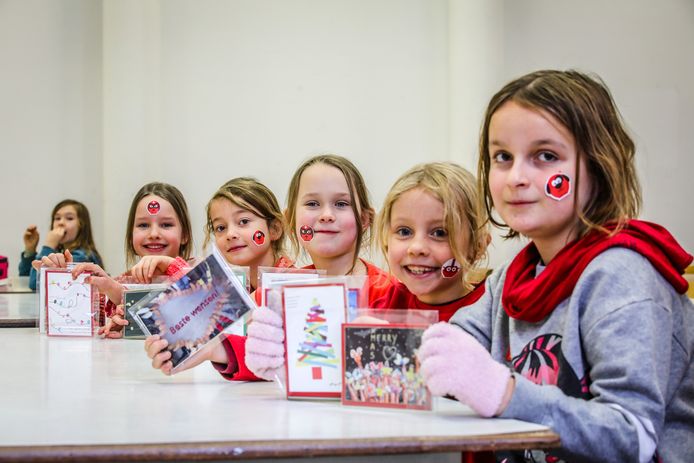 Elke klas van Leefschool De Vlieger maakte zelf een wenskaart ten voordele van Rode Neuzen Dag.