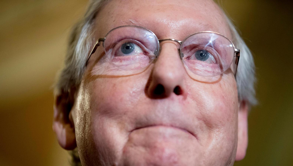 De leider van de Republikeinse meerderheid in de Senaat, Mitch McConnell, als hij bekend moet maken dat hij niet genoeg steun heeft voor Trumpcare. Beeld ap