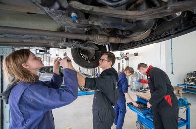 De lokroep van het sleutelen aan auto's