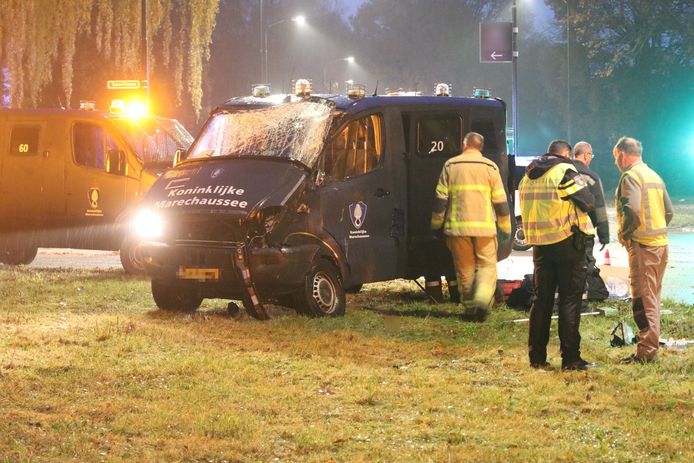De bus van de Koninklijke Marrechausse is zwaar beschadigd geraakt.