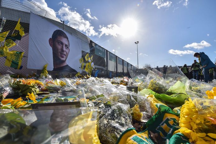 De bloemenzee voor de overleden voetballer Emiliano Sala.