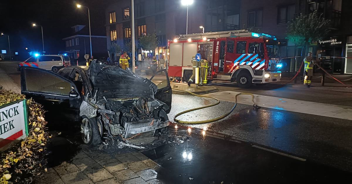 Man die te hulp wil schieten bij autobrand wordt aangereden en raakt gewond.