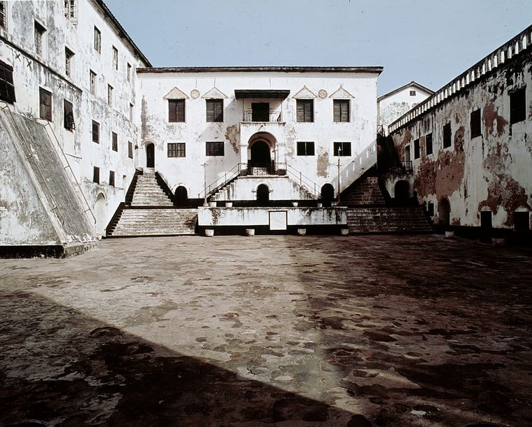  Slavenfort Elmina in Ghana. Gebouwd door de Portugezen in 1482, het fort werd door hen gebruikt en later door de Nederlanders en de Britten ls basis voor handel in slaven, goud en geïmporteerde Europese producten. Beeld Universal Images Group via Getty