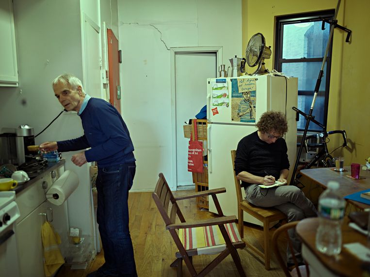 Grunberg in het appartement van Michel, de Fransman bij wie hij twee keer in de week Franse les volgt. ‘Hij is een oude trotskist.’ Beeld Bart Heynen