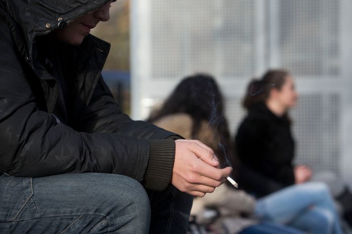 Roken op het schoolplein moet in de toekomst verder worden uitgebannen, vindt de politiek.