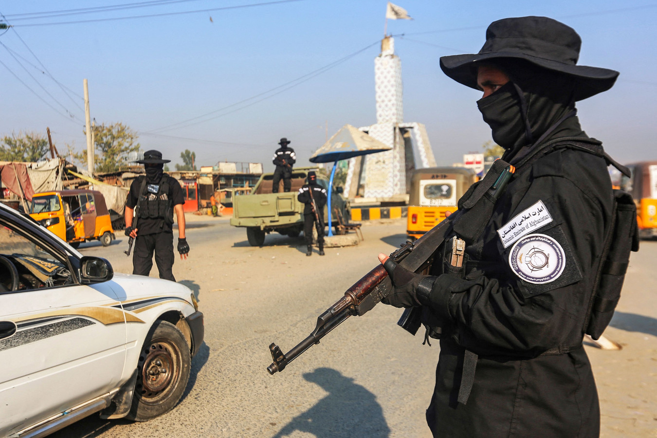 Een Taliban-lid staat bij een checkpoint in Jalalabad op 6 december 2022.