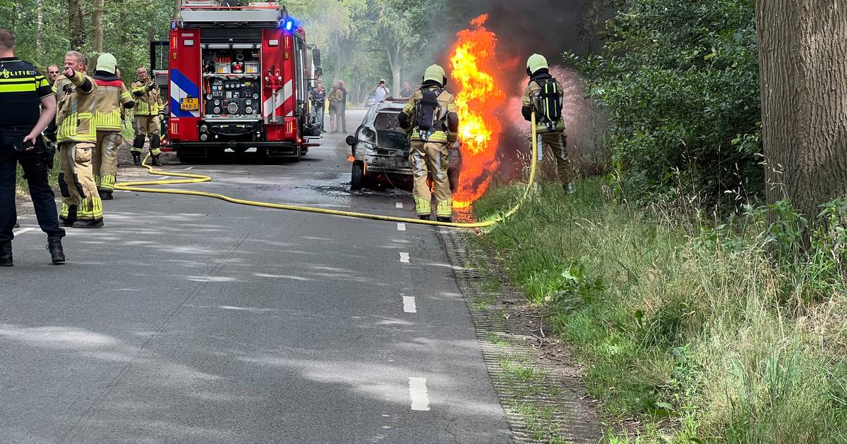 Auto vliegt bij Lettele spontaan in brand tijdens het rijden, inzittenden blijven ongedeerd | Devent