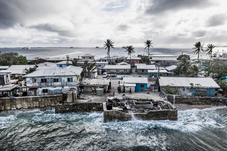 Van twee kanten bedreigt de zee Majuro, de hoofdstad van de Marshalleilanden. In die plaats wonen veel mensen die zijn geëvacueerd van Bikini, na de atoomproeven die de Amerikanen daar veelvuldig hebben uitgevoerd.  
 Beeld Kadir van Lohuizen /NOOR