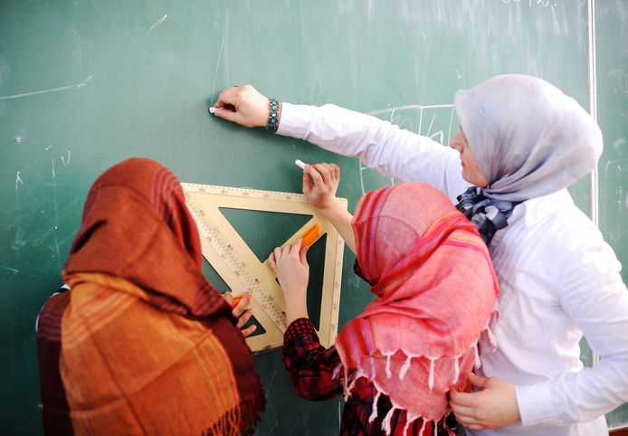 Illustratiebeeld. Vanaf volgend schooljaar mogen moslimmeisjes die in een Gentse stadsschool les volgen, hun hoofddoek dragen. “Iedereen moet zichzelf kunnen zijn”, zegt de Gentse onderwijsschepen Elke Decruynaere.