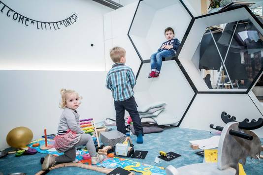 Terwijl de ouders gezellig keuvelen, kunnen de kinderen terecht in de speelhoek.