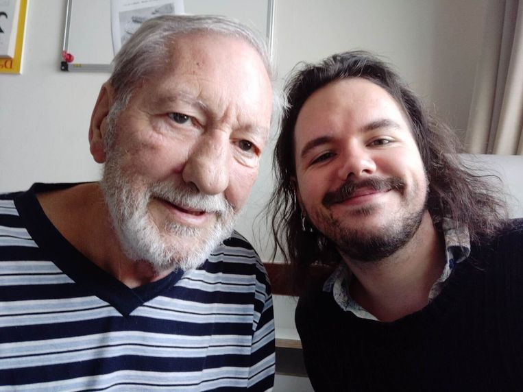 Ignace Buysschaert en zijn vader. “Hij was een heel goede vertrouwenspersoon. Ook voor mijn vrienden. Juist omdat hij al een heel leven achter de rug had, kon je bij hem terecht met dingen die bij veel andere ouders niet konden.’ Beeld RV