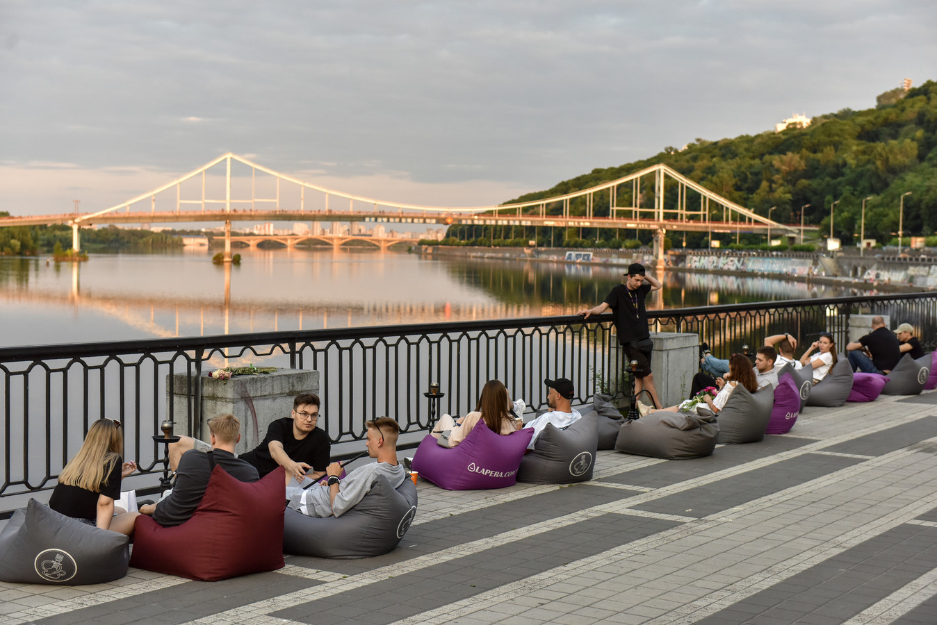 Mensen zitten bij de Dnjepr rivier in Kiev, 13 juni.