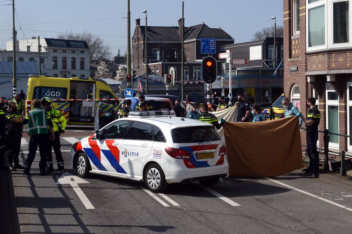 Op het Rijswijkseplein wordt Marcel gereanimeerd als hij daar na zijn arrestatie onwel wordt.