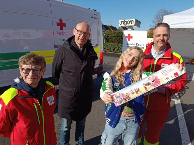 Camille geeft startschot van tweede pleisterverkoop Rode Kruis in Wevelgem 
