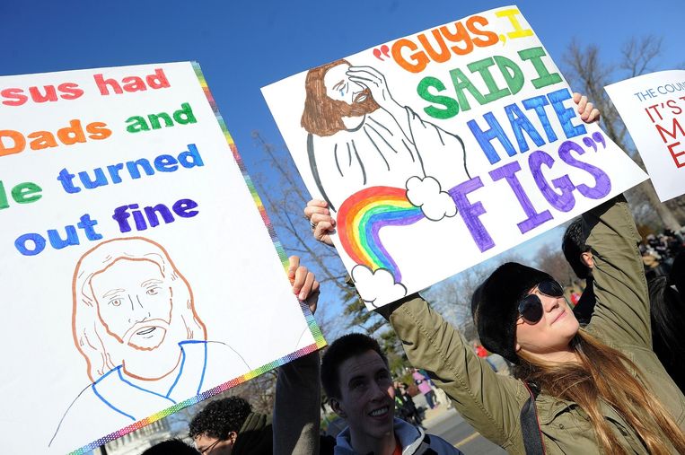 Voorstanders van het homohuwelijk voeren actie voor het Supreme Court in Washington DC. Beeld AFP