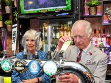 Zien! Prins Charles tapt een biertje in pub in Wales