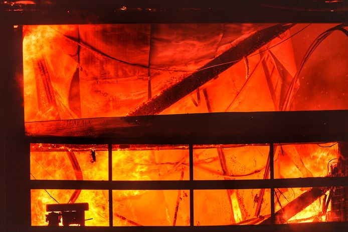 Grote brand in de loods van interieurbedrijf Interia in Bergeijk.