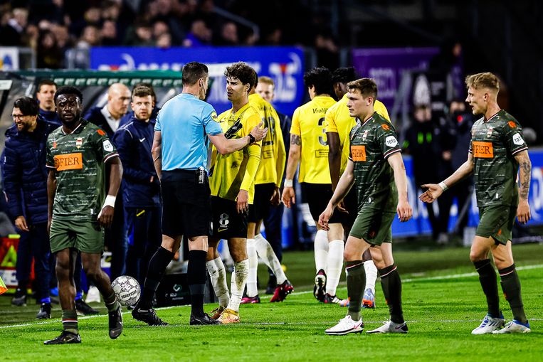 NAC-Willem II stopped permanently after objects in the field