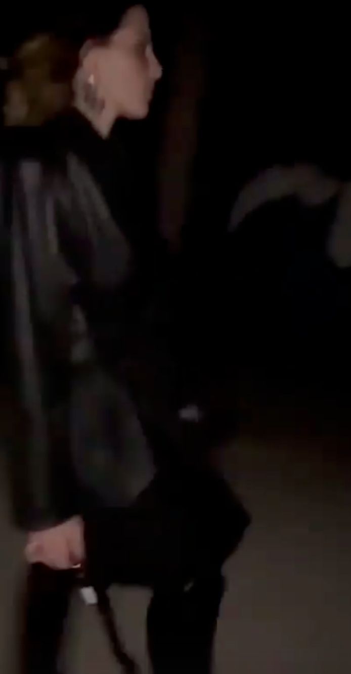 Beeld van Julia Fox uit het filmpje van Kanye West.