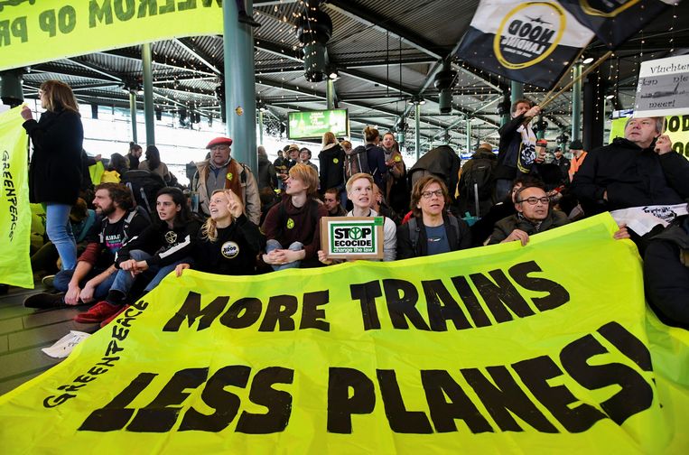 Een klimaatprotest van Greenpeace of Amsterdam Schiphol Airport. Beeld REUTERS