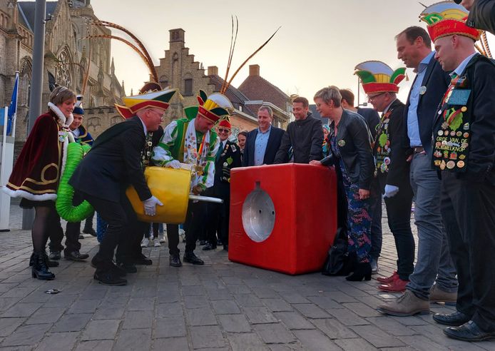 Op de Grote Markt staken Prins Carnaval Ditn en Hofmaarschalk Pedro I op toepasselijke wijze de stekker in het carnavalsweekend.