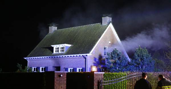 Bewoners raken huis kwijt na verwoestende brand in Liempde, politie vermoedt brandstichting