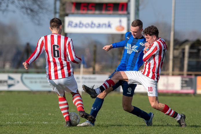 Doelpuntenmaker Tijn van Hout van ELI in duel met Niek Swinkels (l) en Owen Bosveld van ASV'33.


Tim v Hout en Owen Bosveld.