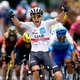 Tadej Pogacar twee keer aan het feest: ritwinst en gele trui, van Aert wuift leidersplaats uit met lange vlucht