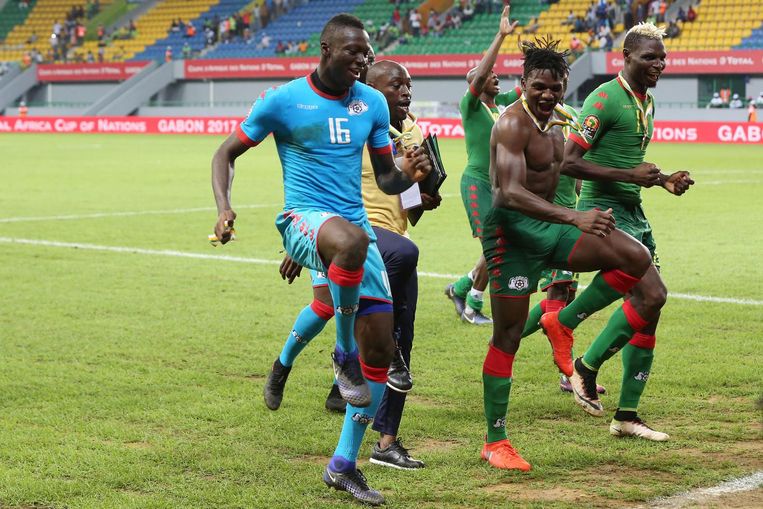 Spelers van Burkina Faso vieren de overwinning op Ghana. Beeld afp