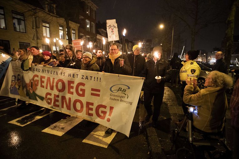 Met fakkels en spandoeken trekken de betogers door de straten van Groningen en tonen ze hun onvrede over de gaswinning, die aardbevingen tot gevolg heeft.  Beeld ANP