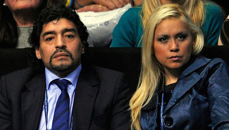 Diego Maradona en vriendin Veronica Ojeda bekijken de tenniswedstrijd van Novak Djokovic en Tomas Berdych Beeld afp